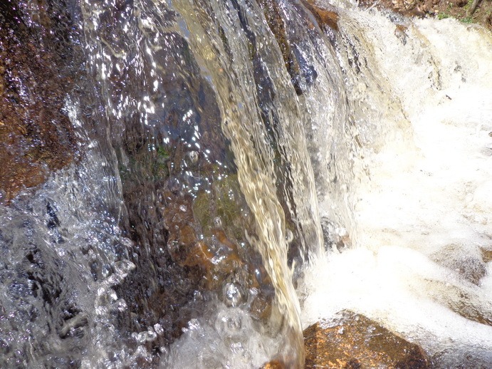 Под шум падающей воды