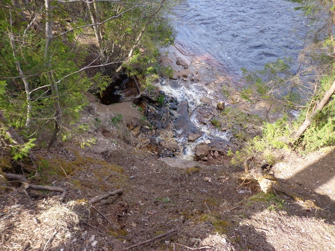 Под шум падающей воды