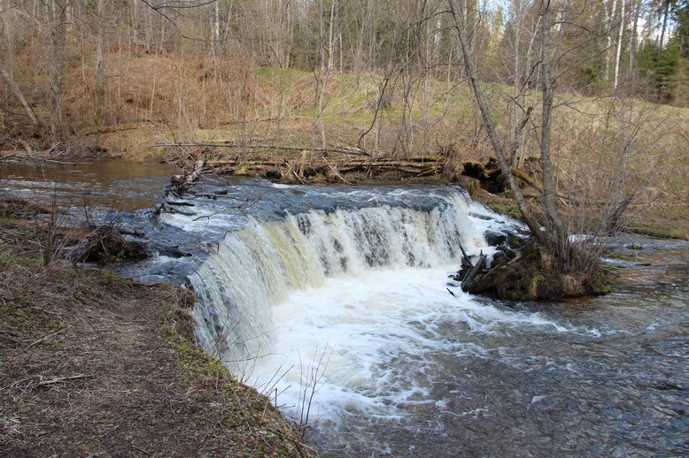 Под шум падающей воды